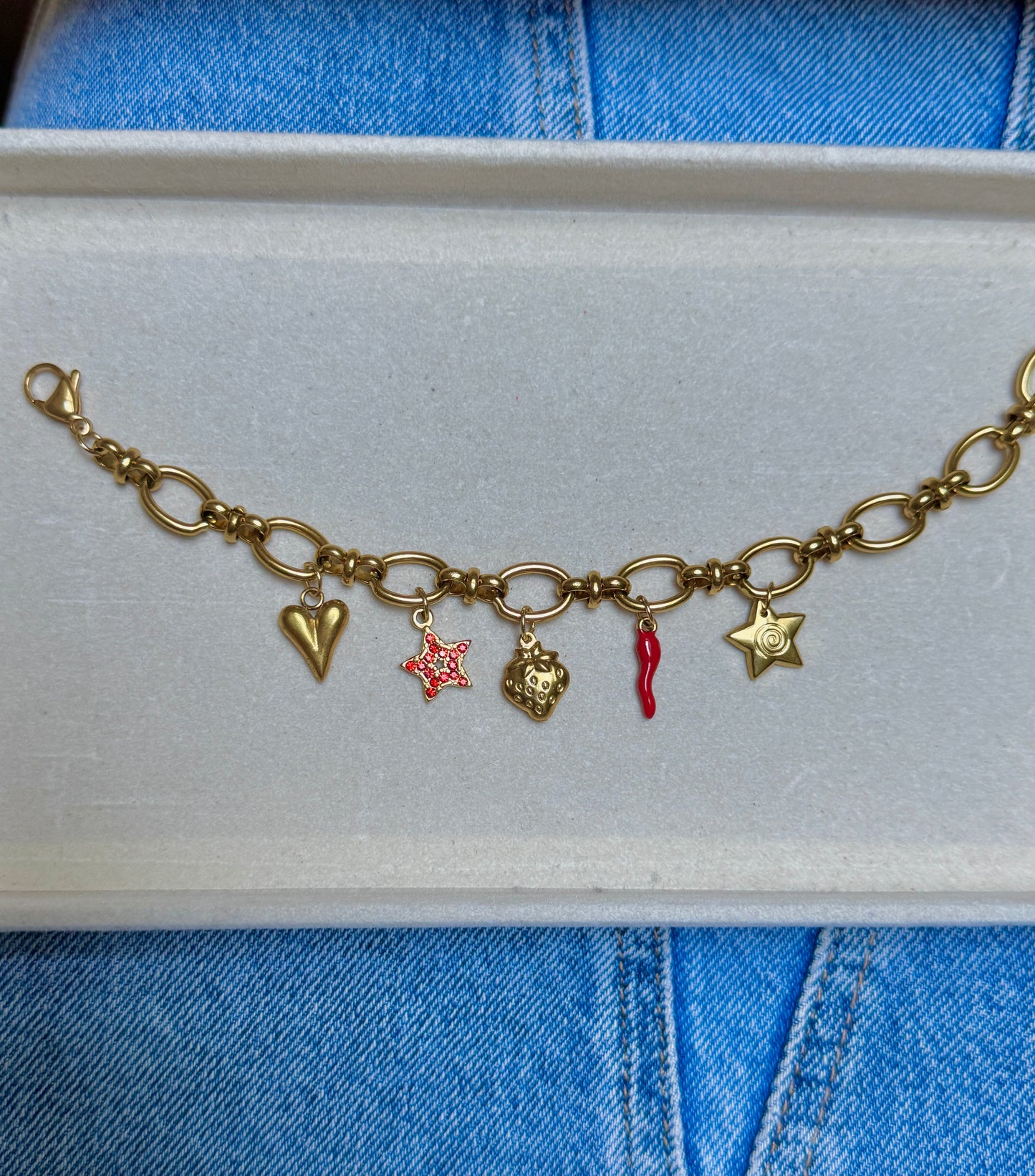 BRACELET A BRELOQUES ROUGES